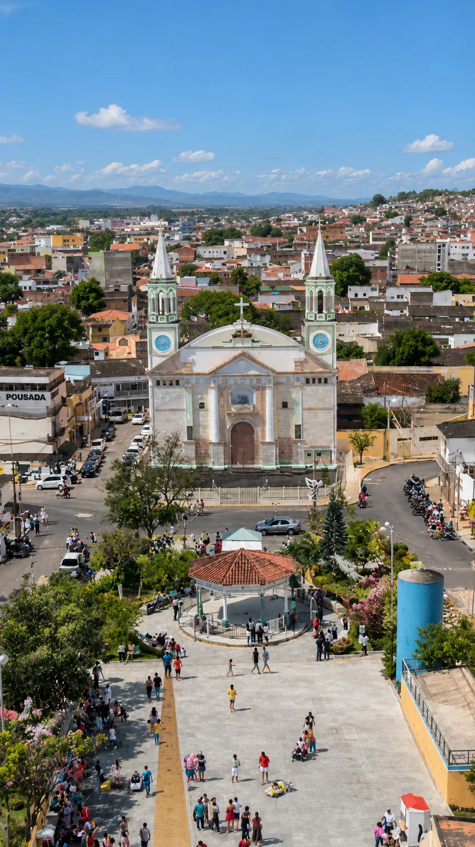 Praça e igreja em Vitória de Santo Antão durante o dia